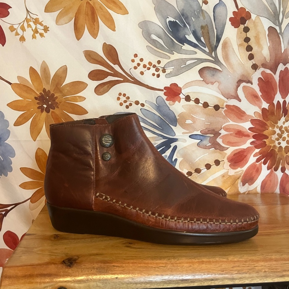 SAS Jade Walnut 9.5N Red Leather Zip Fall Winter Outdoor Travel Minimalist Boots